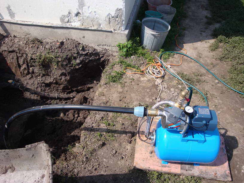 Подключение насосной станции решает проблемы поставки воды в частный дом